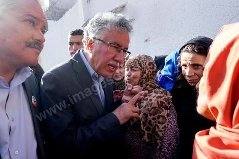 17 novembre 2014 : Visite de terrain de Hamma Hammami dans le quartier popualire de Oued Ellil, échange et discussion avec les habitants et les militants du Front Populaire. Campagne électorale pour les élections présidentielles du 23 novembre de Hamma Hammami, président du parti d'extrême gauche le Front popualire dan sles quartiers populaires de Oued Ellil et Douar Hicher, banlieue ouest de Tunis