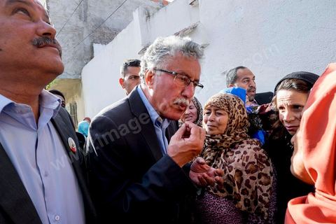 17 novembre 2014 : Visite de terrain de Hamma Hammami dans le quartier popualire de Oued Ellil, échange et discussion avec les habitants et les militants du Front Populaire. Campagne électorale pour les élections présidentielles du 23 novembre de Hamma Hammami, président du parti d'extrême gauche le Front popualire dan sles quartiers populaires de Oued Ellil et Douar Hicher, banlieue ouest de Tunis