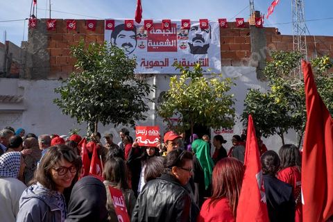17 novembre 2014 : Visite de terrain de Hamma Hammami dans le quartier popualire de Oued Ellil, échange et discussion avec les habitants et les militants du Front Populaire. Campagne électorale pour les élections présidentielles du 23 novembre de Hamma Hammami, président du parti d'extrême gauche le Front popualire dan sles quartiers populaires de Oued Ellil et Douar Hicher, banlieue ouest de Tunis