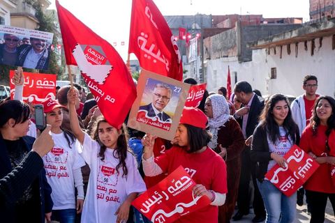 17 novembre 2014 : Visite de terrain de Hamma Hammami dans le quartier popualire de Oued Ellil, échange et discussion avec les habitants et les militants du Front Populaire. Campagne électorale pour les élections présidentielles du 23 novembre de Hamma Hammami, président du parti d'extrême gauche le Front popualire dan sles quartiers populaires de Oued Ellil et Douar Hicher, banlieue ouest de Tunis