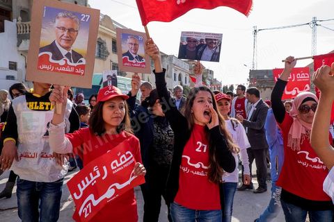 17 novembre 2014 : Visite de terrain de Hamma Hammami dans le quartier popualire de Oued Ellil, échange et discussion avec les habitants et les militants du Front Populaire. Campagne électorale pour les élections présidentielles du 23 novembre de Hamma Hammami, président du parti d'extrême gauche le Front popualire dan sles quartiers populaires de Oued Ellil et Douar Hicher, banlieue ouest de Tunis