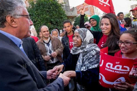 17 novembre 2014 : Visite de terrain de Hamma Hammami dans le quartier popualire de Oued Ellil, échange et discussion avec les habitants et les militants du Front Populaire. Campagne électorale pour les élections présidentielles du 23 novembre de Hamma Hammami, président du parti d'extrême gauche le Front popualire dan sles quartiers populaires de Oued Ellil et Douar Hicher, banlieue ouest de Tunis