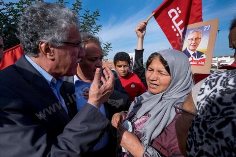 17 novembre 2014 : Visite de terrain de Hamma Hammami dans le quartier popualire de Oued Ellil, échange et discussion avec les habitants et les militants du Front Populaire. Campagne électorale pour les élections présidentielles du 23 novembre de Hamma Hammami, président du parti d'extrême gauche le Front popualire dan sles quartiers populaires de Oued Ellil et Douar Hicher, banlieue ouest de Tunis