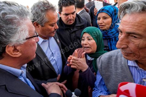 17 novembre 2014 : Visite de terrain de Hamma Hammami dans le quartier popualire de Douar Hicher, échange et discussion avec les habitants et les militants du Front Populaire. Campagne électorale pour les élections présidentielles du 23 novembre de Hamma Hammami, président du parti d'extrême gauche le Front popualire dan sles quartiers populaires de Oued Ellil et Douar Hicher, banlieue ouest de Tunis