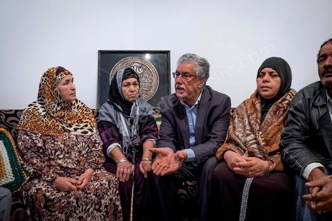 17 novembre 2014 : Visite d'une famille de Douar Hicher qui vient de perdre un de ses fils militaire tué au Mont Chambi par les terroristes salafistes. Campagne électorale pour les élections présidentielles du 23 novembre de Hamma Hammami, président du parti d'extrême gauche le Front popualire dan sles quartiers populaires de Oued Ellil et Douar Hicher, banlieue ouest de Tunis