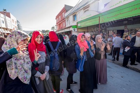 19 décembre 2014 : au centre ville d'El  Alia, ville au nord de Tunis, les militants attente la visite de Moncef Marzouki, Président de la République et candidat à sa réelection pour les présidenteilles du 23 novembre. La majorité des militants ont voté Ennahdha, le parti Islamiste, aux legislatives le mois précedent, et promettent de reporter leurs voix sur Marzouki, faute de candidat islamiste. 