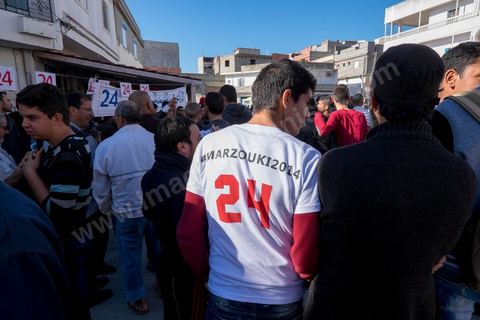 19 décembre 2014 : au centre ville d'El  Alia, ville au nord de Tunis, les militants attente la visite de Moncef Marzouki, Président de la République et candidat à sa réelection pour les présidenteilles du 23 novembre. La majorité des militants ont voté Ennahdha, le parti Islamiste, aux legislatives le mois précedent, et promettent de reporter leurs voix sur Marzouki, faute de candidat islamiste. 