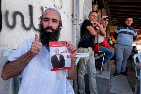 19 décembre 2014 : au centre ville d'El  Alia, ville au nord de Tunis, les militants attente la visite de Moncef Marzouki, Président de la République et candidat à sa réelection pour les présidenteilles du 23 novembre. La majorité des militants ont voté Ennahdha, le parti Islamiste, aux legislatives le mois précedent, et promettent de reporter leurs voix sur Marzouki, faute de candidat islamiste. 