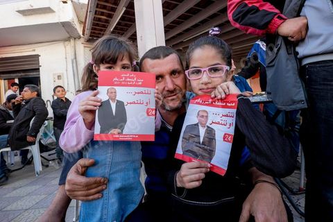 19 décembre 2014 : au centre ville d'El  Alia, ville au nord de Tunis, les militants attente la visite de Moncef Marzouki, Président de la République et candidat à sa réelection pour les présidenteilles du 23 novembre. La majorité des militants ont voté Ennahdha, le parti Islamiste, aux legislatives le mois précedent, et promettent de reporter leurs voix sur Marzouki, faute de candidat islamiste. 