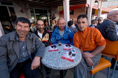 19 décembre 2014 : au centre ville d'El  Alia, ville au nord de Tunis, les militants attente la visite de Moncef Marzouki, Président de la République et candidat à sa réelection pour les présidenteilles du 23 novembre. La majorité des militants ont voté Ennahdha, le parti Islamiste, aux legislatives le mois précedent, et promettent de reporter leurs voix sur Marzouki, faute de candidat islamiste. 