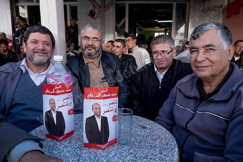 19 décembre 2014 : au centre ville d'El  Alia, ville au nord de Tunis, les militants attente la visite de Moncef Marzouki, Président de la République et candidat à sa réelection pour les présidenteilles du 23 novembre. La majorité des militants ont voté Ennahdha, le parti Islamiste, aux legislatives le mois précedent, et promettent de reporter leurs voix sur Marzouki, faute de candidat islamiste. 