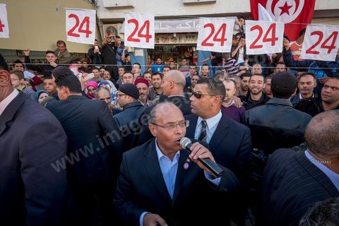 19 décembre 2014 : au centre ville d'El  Alia, ville au nord de Tunis, les militants attente la visite de Moncef Marzouki, Président de la République et candidat à sa réelection pour les présidenteilles du 23 novembre. La majorité des militants ont voté Ennahdha, le parti Islamiste, aux legislatives le mois précedent, et promettent de reporter leurs voix sur Marzouki, faute de candidat islamiste. 