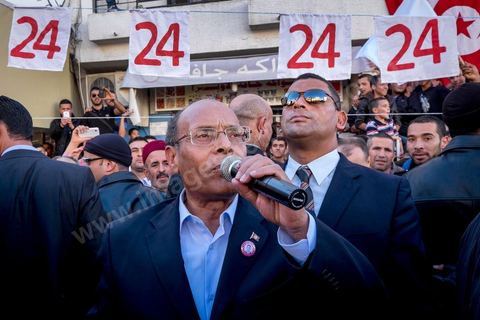 19 décembre 2014 : au centre ville d'El  Alia, ville au nord de Tunis, les militants attente la visite de Moncef Marzouki, Président de la République et candidat à sa réelection pour les présidenteilles du 23 novembre. La majorité des militants ont voté Ennahdha, le parti Islamiste, aux legislatives le mois précedent, et promettent de reporter leurs voix sur Marzouki, faute de candidat islamiste. 