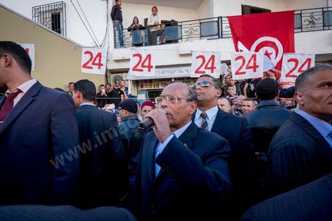 19 décembre 2014 : au centre ville d'El  Alia, ville au nord de Tunis, les militants attente la visite de Moncef Marzouki, Président de la République et candidat à sa réelection pour les présidenteilles du 23 novembre. La majorité des militants ont voté Ennahdha, le parti Islamiste, aux legislatives le mois précedent, et promettent de reporter leurs voix sur Marzouki, faute de candidat islamiste. 
