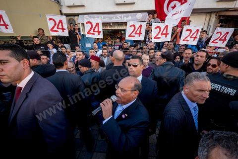 19 décembre 2014 : au centre ville d'El  Alia, ville au nord de Tunis, les militants attente la visite de Moncef Marzouki, Président de la République et candidat à sa réelection pour les présidenteilles du 23 novembre. La majorité des militants ont voté Ennahdha, le parti Islamiste, aux legislatives le mois précedent, et promettent de reporter leurs voix sur Marzouki, faute de candidat islamiste. 