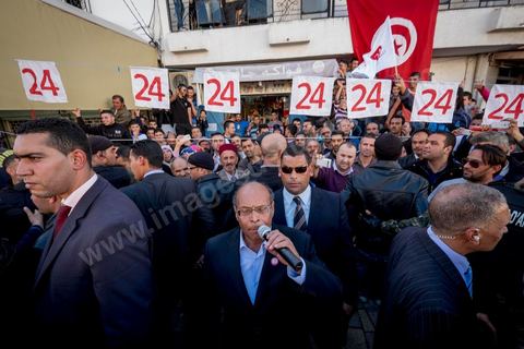 19 décembre 2014 : au centre ville d'El  Alia, ville au nord de Tunis, les militants attente la visite de Moncef Marzouki, Président de la République et candidat à sa réelection pour les présidenteilles du 23 novembre. La majorité des militants ont voté Ennahdha, le parti Islamiste, aux legislatives le mois précedent, et promettent de reporter leurs voix sur Marzouki, faute de candidat islamiste. 
