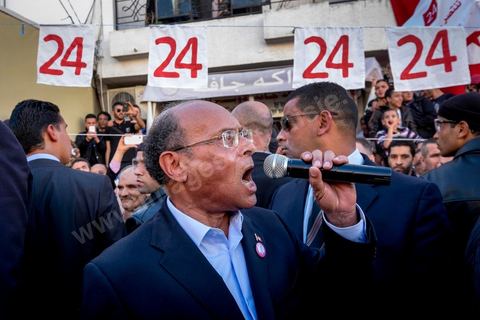 19 décembre 2014 : au centre ville d'El  Alia, ville au nord de Tunis, les militants attente la visite de Moncef Marzouki, Président de la République et candidat à sa réelection pour les présidenteilles du 23 novembre. La majorité des militants ont voté Ennahdha, le parti Islamiste, aux legislatives le mois précedent, et promettent de reporter leurs voix sur Marzouki, faute de candidat islamiste. 