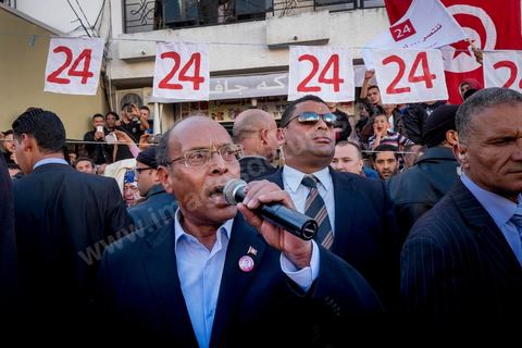 19 décembre 2014 : au centre ville d'El  Alia, ville au nord de Tunis, les militants attente la visite de Moncef Marzouki, Président de la République et candidat à sa réelection pour les présidenteilles du 23 novembre. La majorité des militants ont voté Ennahdha, le parti Islamiste, aux legislatives le mois précedent, et promettent de reporter leurs voix sur Marzouki, faute de candidat islamiste. 