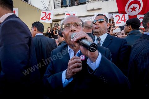 19 décembre 2014 : au centre ville d'El  Alia, ville au nord de Tunis, les militants attente la visite de Moncef Marzouki, Président de la République et candidat à sa réelection pour les présidenteilles du 23 novembre. La majorité des militants ont voté Ennahdha, le parti Islamiste, aux legislatives le mois précedent, et promettent de reporter leurs voix sur Marzouki, faute de candidat islamiste. 