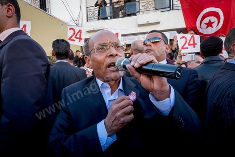 19 décembre 2014 : au centre ville d'El  Alia, ville au nord de Tunis, les militants attente la visite de Moncef Marzouki, Président de la République et candidat à sa réelection pour les présidenteilles du 23 novembre. La majorité des militants ont voté Ennahdha, le parti Islamiste, aux legislatives le mois précedent, et promettent de reporter leurs voix sur Marzouki, faute de candidat islamiste. 