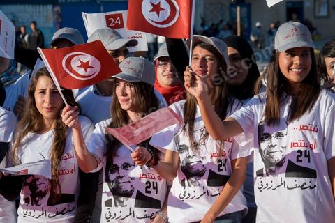 19 décembre 2014 : sur le vieux port de Bizerte, ville au nord de Tunis, meeting populaire de Moncef Marzouki, Président de la République et candidat à sa réelection pour les présidenteilles du 23 novembre. Dans une foule clairsemée d'à peine deux milles personnes, Moncef Marzouki a tenu un discours agressif contre les médias et son principal rival à l'élection Beji Caid Essebsi.