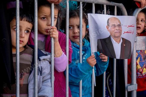 19 décembre 2014 : sur le vieux port de Bizerte, ville au nord de Tunis, meeting populaire de Moncef Marzouki, Président de la République et candidat à sa réelection pour les présidenteilles du 23 novembre. Dans une foule clairsemée d'à peine deux milles personnes, Moncef Marzouki a tenu un discours agressif contre les médias et son principal rival à l'élection Beji Caid Essebsi.