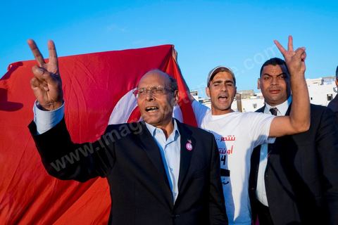 19 décembre 2014 : sur le vieux port de Bizerte, ville au nord de Tunis, meeting populaire de Moncef Marzouki, Président de la République et candidat à sa réelection pour les présidenteilles du 23 novembre. Dans une foule clairsemée d'à peine deux milles personnes, Moncef Marzouki a tenu un discours agressif contre les médias et son principal rival à l'élection Beji Caid Essebsi.
