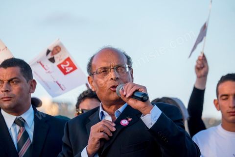 19 décembre 2014 : sur le vieux port de Bizerte, ville au nord de Tunis, meeting populaire de Moncef Marzouki, Président de la République et candidat à sa réelection pour les présidenteilles du 23 novembre. Dans une foule clairsemée d'à peine deux milles personnes, Moncef Marzouki a tenu un discours agressif contre les médias et son principal rival à l'élection Beji Caid Essebsi.