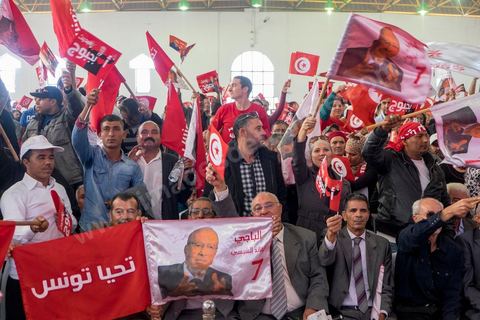 20 novembre 2014 : C’est à Sfax, 2ème ville du pays, réputée favorable aux islamistes d’Ennahda, que ce sera tenu le dernier grand meeting de campagne, dans une ambiance survoltée, plusieurs milliers d’électeurs sont venus acclamer Béji Caïd Essebsi. Sur la scène, « BCE » déroule ses traditionnels thèmes de campagne : la défense des droits de la femme, la promotion d’un islam modéré, la promesse d’un Etat moderne et fort.A 88 ans, le leader de Nidaa Tounès, la principale formation anti-islamiste, est le favori de l’élection présidentielle tunisienne.