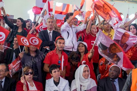 20 novembre 2014 : C’est à Sfax, 2ème ville du pays, réputée favorable aux islamistes d’Ennahda, que ce sera tenu le dernier grand meeting de campagne, dans une ambiance survoltée, plusieurs milliers d’électeurs sont venus acclamer Béji Caïd Essebsi. Sur la scène, « BCE » déroule ses traditionnels thèmes de campagne : la défense des droits de la femme, la promotion d’un islam modéré, la promesse d’un Etat moderne et fort.A 88 ans, le leader de Nidaa Tounès, la principale formation anti-islamiste, est le favori de l’élection présidentielle tunisienne.