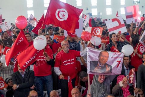 20 novembre 2014 : C’est à Sfax, 2ème ville du pays, réputée favorable aux islamistes d’Ennahda, que ce sera tenu le dernier grand meeting de campagne, dans une ambiance survoltée, plusieurs milliers d’électeurs sont venus acclamer Béji Caïd Essebsi. Sur la scène, « BCE » déroule ses traditionnels thèmes de campagne : la défense des droits de la femme, la promotion d’un islam modéré, la promesse d’un Etat moderne et fort.A 88 ans, le leader de Nidaa Tounès, la principale formation anti-islamiste, est le favori de l’élection présidentielle tunisienne.