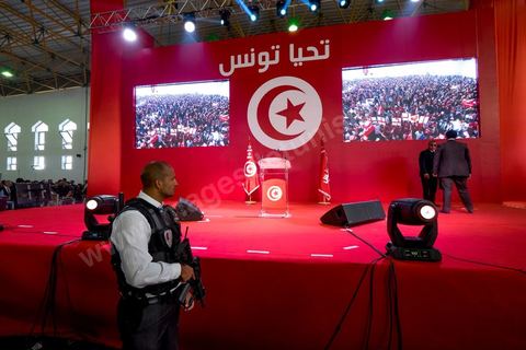 20 novembre 2014 : C’est à Sfax, 2ème ville du pays, réputée favorable aux islamistes d’Ennahda, que ce sera tenu le dernier grand meeting de campagne, dans une ambiance survoltée, plusieurs milliers d’électeurs sont venus acclamer Béji Caïd Essebsi. Sur la scène, « BCE » déroule ses traditionnels thèmes de campagne : la défense des droits de la femme, la promotion d’un islam modéré, la promesse d’un Etat moderne et fort.A 88 ans, le leader de Nidaa Tounès, la principale formation anti-islamiste, est le favori de l’élection présidentielle tunisienne.