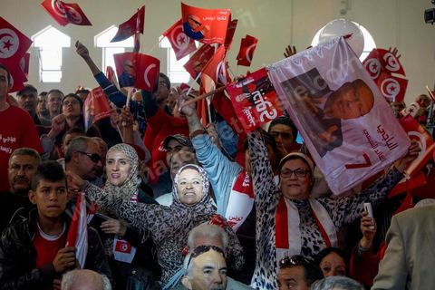 20 novembre 2014 : C’est à Sfax, 2ème ville du pays, réputée favorable aux islamistes d’Ennahda, que ce sera tenu le dernier grand meeting de campagne, dans une ambiance survoltée, plusieurs milliers d’électeurs sont venus acclamer Béji Caïd Essebsi. Sur la scène, « BCE » déroule ses traditionnels thèmes de campagne : la défense des droits de la femme, la promotion d’un islam modéré, la promesse d’un Etat moderne et fort.A 88 ans, le leader de Nidaa Tounès, la principale formation anti-islamiste, est le favori de l’élection présidentielle tunisienne.