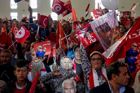 20 novembre 2014 : C’est à Sfax, 2ème ville du pays, réputée favorable aux islamistes d’Ennahda, que ce sera tenu le dernier grand meeting de campagne, dans une ambiance survoltée, plusieurs milliers d’électeurs sont venus acclamer Béji Caïd Essebsi. Sur la scène, « BCE » déroule ses traditionnels thèmes de campagne : la défense des droits de la femme, la promotion d’un islam modéré, la promesse d’un Etat moderne et fort.A 88 ans, le leader de Nidaa Tounès, la principale formation anti-islamiste, est le favori de l’élection présidentielle tunisienne.