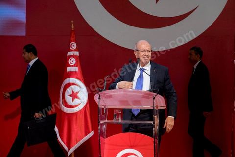 20 novembre 2014 : C’est à Sfax, 2ème ville du pays, réputée favorable aux islamistes d’Ennahda, que ce sera tenu le dernier grand meeting de campagne, dans une ambiance survoltée, plusieurs milliers d’électeurs sont venus acclamer Béji Caïd Essebsi. Sur la scène, « BCE » déroule ses traditionnels thèmes de campagne : la défense des droits de la femme, la promotion d’un islam modéré, la promesse d’un Etat moderne et fort.A 88 ans, le leader de Nidaa Tounès, la principale formation anti-islamiste, est le favori de l’élection présidentielle tunisienne.