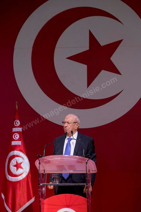 20 novembre 2014 : C’est à Sfax, 2ème ville du pays, réputée favorable aux islamistes d’Ennahda, que ce sera tenu le dernier grand meeting de campagne, dans une ambiance survoltée, plusieurs milliers d’électeurs sont venus acclamer Béji Caïd Essebsi. Sur la scène, « BCE » déroule ses traditionnels thèmes de campagne : la défense des droits de la femme, la promotion d’un islam modéré, la promesse d’un Etat moderne et fort.A 88 ans, le leader de Nidaa Tounès, la principale formation anti-islamiste, est le favori de l’élection présidentielle tunisienne.