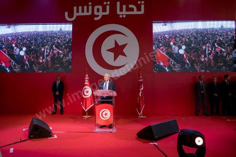 20 novembre 2014 : C’est à Sfax, 2ème ville du pays, réputée favorable aux islamistes d’Ennahda, que ce sera tenu le dernier grand meeting de campagne, dans une ambiance survoltée, plusieurs milliers d’électeurs sont venus acclamer Béji Caïd Essebsi. Sur la scène, « BCE » déroule ses traditionnels thèmes de campagne : la défense des droits de la femme, la promotion d’un islam modéré, la promesse d’un Etat moderne et fort.A 88 ans, le leader de Nidaa Tounès, la principale formation anti-islamiste, est le favori de l’élection présidentielle tunisienne.