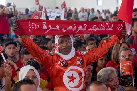 20 novembre 2014 : C’est à Sfax, 2ème ville du pays, réputée favorable aux islamistes d’Ennahda, que ce sera tenu le dernier grand meeting de campagne, dans une ambiance survoltée, plusieurs milliers d’électeurs sont venus acclamer Béji Caïd Essebsi. Sur la scène, « BCE » déroule ses traditionnels thèmes de campagne : la défense des droits de la femme, la promotion d’un islam modéré, la promesse d’un Etat moderne et fort.A 88 ans, le leader de Nidaa Tounès, la principale formation anti-islamiste, est le favori de l’élection présidentielle tunisienne.