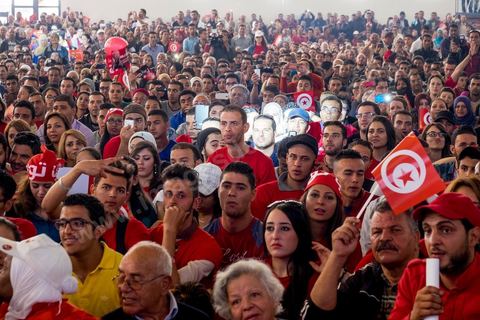 20 novembre 2014 : C’est à Sfax, 2ème ville du pays, réputée favorable aux islamistes d’Ennahda, que ce sera tenu le dernier grand meeting de campagne, dans une ambiance survoltée, plusieurs milliers d’électeurs sont venus acclamer Béji Caïd Essebsi. Sur la scène, « BCE » déroule ses traditionnels thèmes de campagne : la défense des droits de la femme, la promotion d’un islam modéré, la promesse d’un Etat moderne et fort.A 88 ans, le leader de Nidaa Tounès, la principale formation anti-islamiste, est le favori de l’élection présidentielle tunisienne.