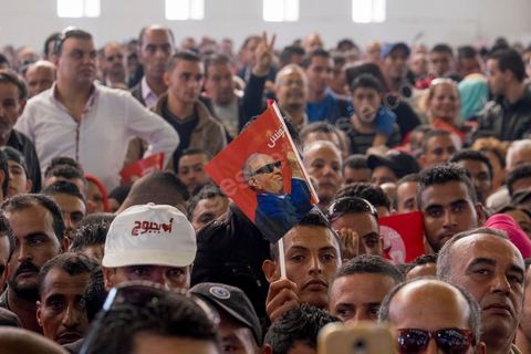 20 novembre 2014 : C’est à Sfax, 2ème ville du pays, réputée favorable aux islamistes d’Ennahda, que ce sera tenu le dernier grand meeting de campagne, dans une ambiance survoltée, plusieurs milliers d’électeurs sont venus acclamer Béji Caïd Essebsi. Sur la scène, « BCE » déroule ses traditionnels thèmes de campagne : la défense des droits de la femme, la promotion d’un islam modéré, la promesse d’un Etat moderne et fort.A 88 ans, le leader de Nidaa Tounès, la principale formation anti-islamiste, est le favori de l’élection présidentielle tunisienne.