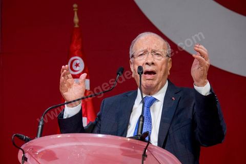 20 novembre 2014 : C’est à Sfax, 2ème ville du pays, réputée favorable aux islamistes d’Ennahda, que ce sera tenu le dernier grand meeting de campagne, dans une ambiance survoltée, plusieurs milliers d’électeurs sont venus acclamer Béji Caïd Essebsi. Sur la scène, « BCE » déroule ses traditionnels thèmes de campagne : la défense des droits de la femme, la promotion d’un islam modéré, la promesse d’un Etat moderne et fort.A 88 ans, le leader de Nidaa Tounès, la principale formation anti-islamiste, est le favori de l’élection présidentielle tunisienne.