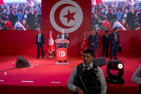20 novembre 2014 : C’est à Sfax, 2ème ville du pays, réputée favorable aux islamistes d’Ennahda, que ce sera tenu le dernier grand meeting de campagne, dans une ambiance survoltée, plusieurs milliers d’électeurs sont venus acclamer Béji Caïd Essebsi. Sur la scène, « BCE » déroule ses traditionnels thèmes de campagne : la défense des droits de la femme, la promotion d’un islam modéré, la promesse d’un Etat moderne et fort.A 88 ans, le leader de Nidaa Tounès, la principale formation anti-islamiste, est le favori de l’élection présidentielle tunisienne.