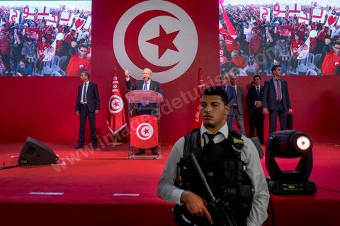 20 novembre 2014 : C’est à Sfax, 2ème ville du pays, réputée favorable aux islamistes d’Ennahda, que ce sera tenu le dernier grand meeting de campagne, dans une ambiance survoltée, plusieurs milliers d’électeurs sont venus acclamer Béji Caïd Essebsi. Sur la scène, « BCE » déroule ses traditionnels thèmes de campagne : la défense des droits de la femme, la promotion d’un islam modéré, la promesse d’un Etat moderne et fort.A 88 ans, le leader de Nidaa Tounès, la principale formation anti-islamiste, est le favori de l’élection présidentielle tunisienne.