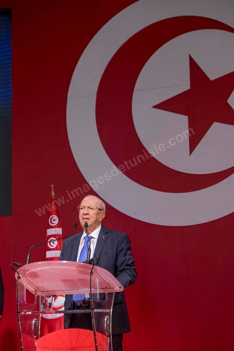 20 novembre 2014 : C’est à Sfax, 2ème ville du pays, réputée favorable aux islamistes d’Ennahda, que ce sera tenu le dernier grand meeting de campagne, dans une ambiance survoltée, plusieurs milliers d’électeurs sont venus acclamer Béji Caïd Essebsi. Sur la scène, « BCE » déroule ses traditionnels thèmes de campagne : la défense des droits de la femme, la promotion d’un islam modéré, la promesse d’un Etat moderne et fort.A 88 ans, le leader de Nidaa Tounès, la principale formation anti-islamiste, est le favori de l’élection présidentielle tunisienne.