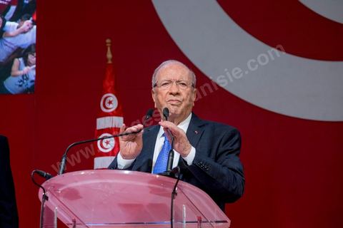 20 novembre 2014 : C’est à Sfax, 2ème ville du pays, réputée favorable aux islamistes d’Ennahda, que ce sera tenu le dernier grand meeting de campagne, dans une ambiance survoltée, plusieurs milliers d’électeurs sont venus acclamer Béji Caïd Essebsi. Sur la scène, « BCE » déroule ses traditionnels thèmes de campagne : la défense des droits de la femme, la promotion d’un islam modéré, la promesse d’un Etat moderne et fort.A 88 ans, le leader de Nidaa Tounès, la principale formation anti-islamiste, est le favori de l’élection présidentielle tunisienne.