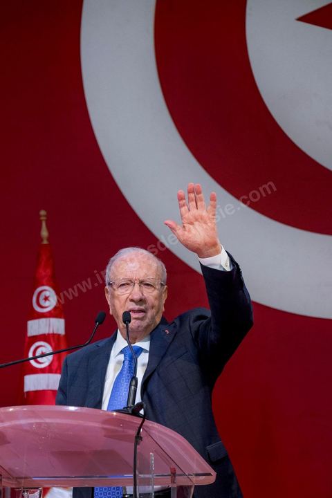 20 novembre 2014 : C’est à Sfax, 2ème ville du pays, réputée favorable aux islamistes d’Ennahda, que ce sera tenu le dernier grand meeting de campagne, dans une ambiance survoltée, plusieurs milliers d’électeurs sont venus acclamer Béji Caïd Essebsi. Sur la scène, « BCE » déroule ses traditionnels thèmes de campagne : la défense des droits de la femme, la promotion d’un islam modéré, la promesse d’un Etat moderne et fort.A 88 ans, le leader de Nidaa Tounès, la principale formation anti-islamiste, est le favori de l’élection présidentielle tunisienne.