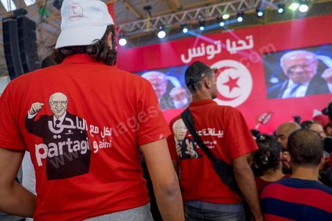 20 novembre 2014 : C’est à Sfax, 2ème ville du pays, réputée favorable aux islamistes d’Ennahda, que ce sera tenu le dernier grand meeting de campagne, dans une ambiance survoltée, plusieurs milliers d’électeurs sont venus acclamer Béji Caïd Essebsi. Sur la scène, « BCE » déroule ses traditionnels thèmes de campagne : la défense des droits de la femme, la promotion d’un islam modéré, la promesse d’un Etat moderne et fort.A 88 ans, le leader de Nidaa Tounès, la principale formation anti-islamiste, est le favori de l’élection présidentielle tunisienne.