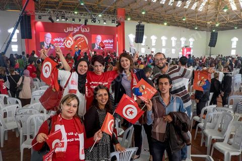 20 novembre 2014 : C’est à Sfax, 2ème ville du pays, réputée favorable aux islamistes d’Ennahda, que ce sera tenu le dernier grand meeting de campagne, dans une ambiance survoltée, plusieurs milliers d’électeurs sont venus acclamer Béji Caïd Essebsi. Sur la scène, « BCE » déroule ses traditionnels thèmes de campagne : la défense des droits de la femme, la promotion d’un islam modéré, la promesse d’un Etat moderne et fort.A 88 ans, le leader de Nidaa Tounès, la principale formation anti-islamiste, est le favori de l’élection présidentielle tunisienne.