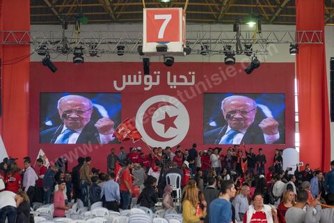 20 novembre 2014 : C’est à Sfax, 2ème ville du pays, réputée favorable aux islamistes d’Ennahda, que ce sera tenu le dernier grand meeting de campagne, dans une ambiance survoltée, plusieurs milliers d’électeurs sont venus acclamer Béji Caïd Essebsi. Sur la scène, « BCE » déroule ses traditionnels thèmes de campagne : la défense des droits de la femme, la promotion d’un islam modéré, la promesse d’un Etat moderne et fort.A 88 ans, le leader de Nidaa Tounès, la principale formation anti-islamiste, est le favori de l’élection présidentielle tunisienne.