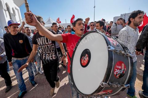 20 novembre 2014 : C’est à Sfax, 2ème ville du pays, réputée favorable aux islamistes d’Ennahda, que ce sera tenu le dernier grand meeting de campagne, dans une ambiance survoltée, plusieurs milliers d’électeurs sont venus acclamer Béji Caïd Essebsi. Sur la scène, « BCE » déroule ses traditionnels thèmes de campagne : la défense des droits de la femme, la promotion d’un islam modéré, la promesse d’un Etat moderne et fort.A 88 ans, le leader de Nidaa Tounès, la principale formation anti-islamiste, est le favori de l’élection présidentielle tunisienne.